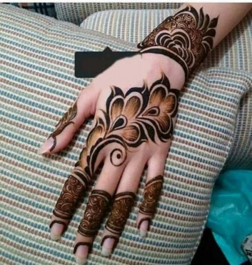 Wonderful Mehndi Art on Back Hand on new year