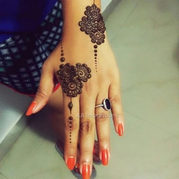 simple Mehndi Art on Back Hand on new year