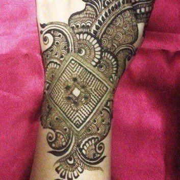 hand and arm mehandi art