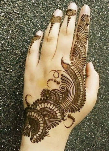 Simple Mehndi Designs for Hands