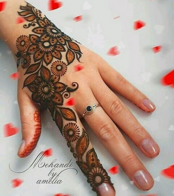 Simple Mehndi Designs for back Hands