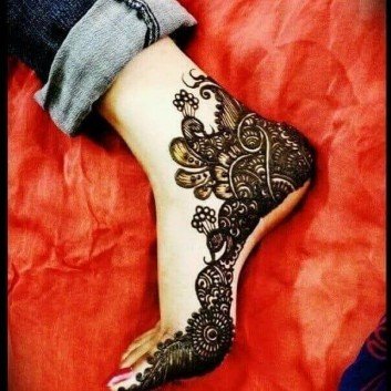 Side Pose foot heena designs