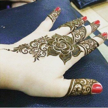 Stunning and beautiful mehndi design for backhand on Sensod