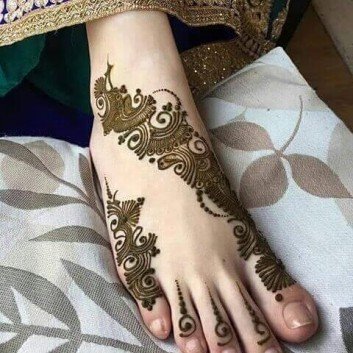 Arabic foot henna design with paste