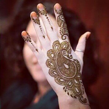 classic mehendi designs on back hand side