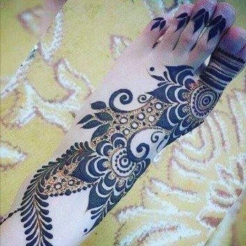 beautiful and unique mehndi design for feet