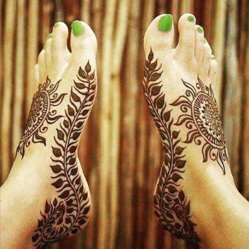 beautiful henna art for feets