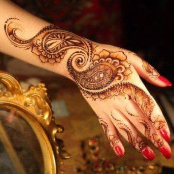 leafy mehndi art on backhand