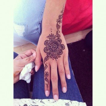 floral mehndi art