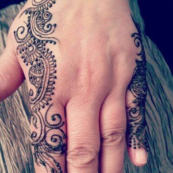 simple back hand mehndi designs for ladies