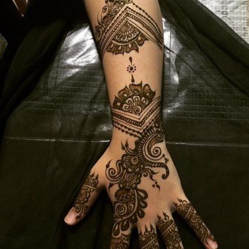 Stylish Back Hand Mehndi Designs for Ladies