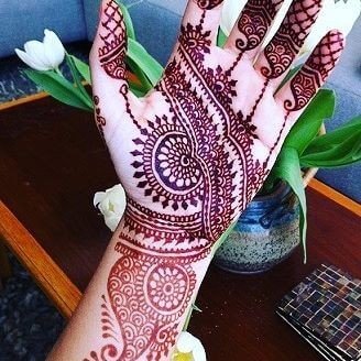 simple yet trendy mehndi art