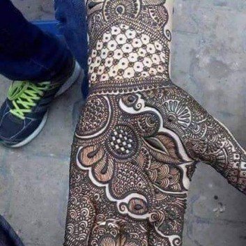 detailed and beautiful mehandi design