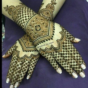 detailed and beautiful mehandi design