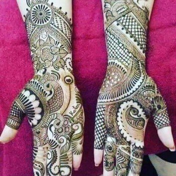 fronthand complicated mehndi art