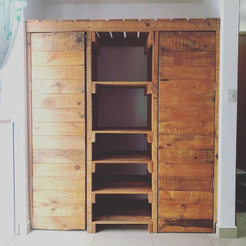 Pallet wardrobe