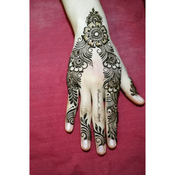 Simple Glitter Mehndi Design