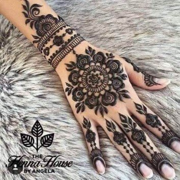 the most elegant mehandi dessign