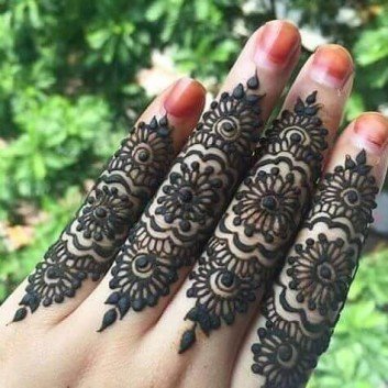 mehandi art on fingers