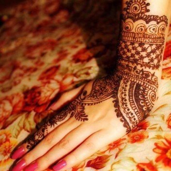 Full Backhand Stylish Mehndi Designs