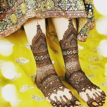 Mehndi Designs with Glitter Petals 2018