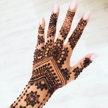 back hand mehndi design