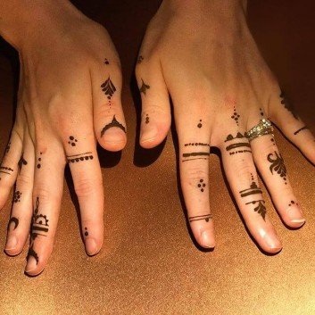 Simple mehndi on the fingers