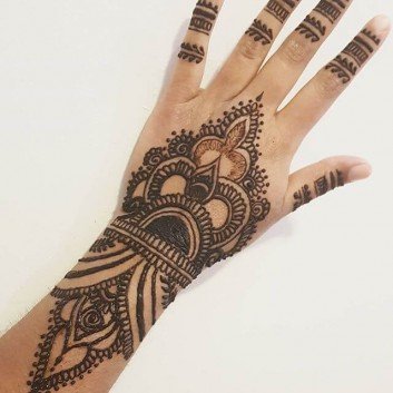 back hand v shaped mehndi design