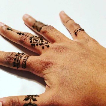 finger mehndi design