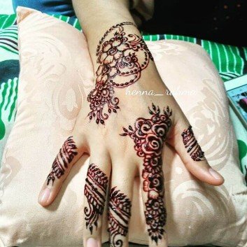 mehndi design on your back of your hand