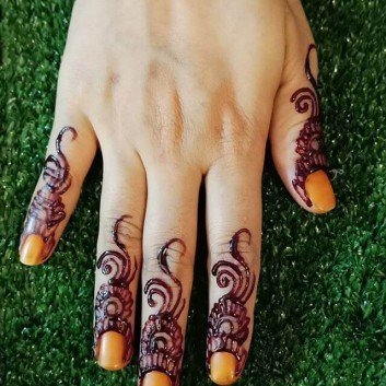 simple mehndi art on fingers