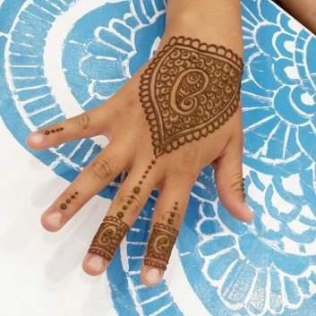 heart shaped stunning henna image