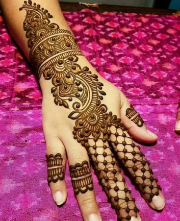 diy awesome Mehndi Art on Back Hand on new year