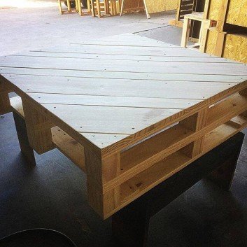 pallet table having storage option