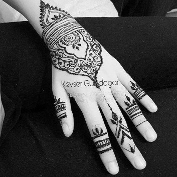 beautiful mehndi art