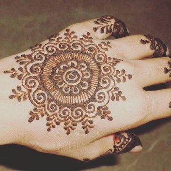 floral mehndi designs on the backhand