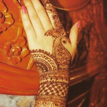 simple mehndi on the backhand