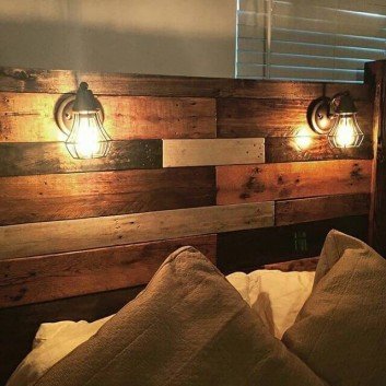 pallet light holder