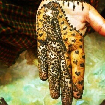 draw dulhan with mehndi design