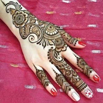 elegent mehndi on backhand