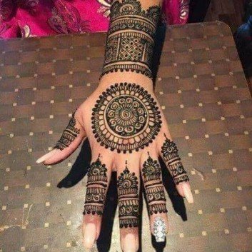 beautiful and elegant mehandi design