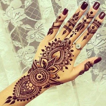 beautiful hands with mehendi