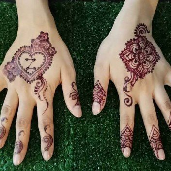 write name on mehndi hands