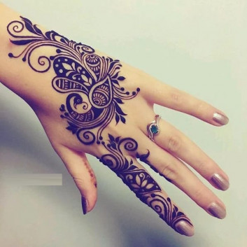 Impressive Mehndi Art on back Hand in 2019