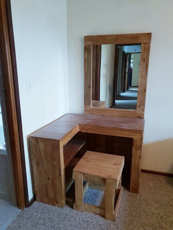 Pallet dressing table ideas with brown color scheme