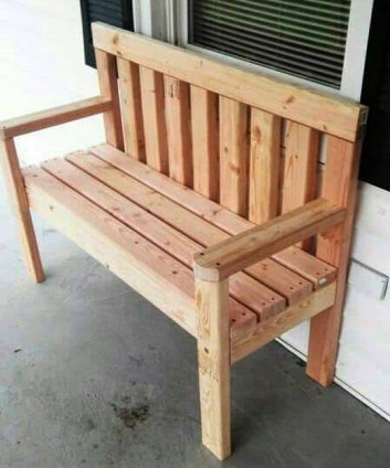 Pallet outdoor bench