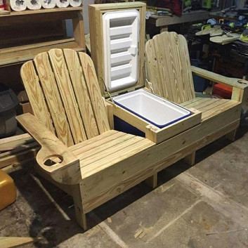 Pallet chairs wit cooler