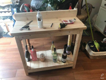 Pallet Table ideas with wine bottles