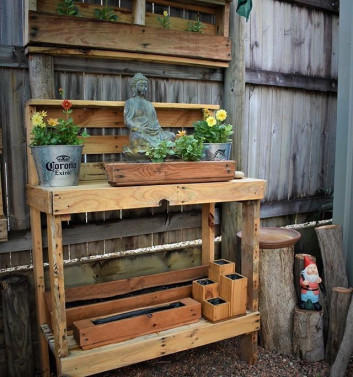 Pallet planter bench