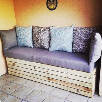 Pallet furniture bench